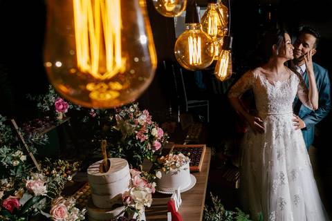 casal na frente mesa do bolo se olhando apaixonado
'