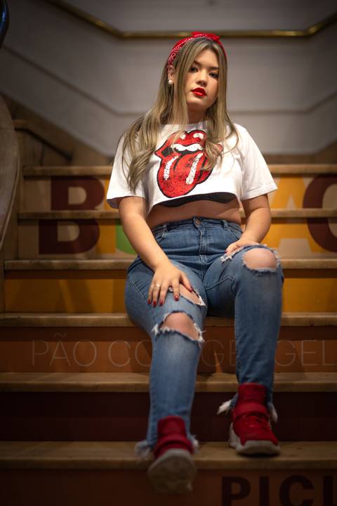 ensaio debutante pre 15 anos na av paulista sp lindo retratos foto e vídeo itatiba debutante sentada na escada do maqui 1000'