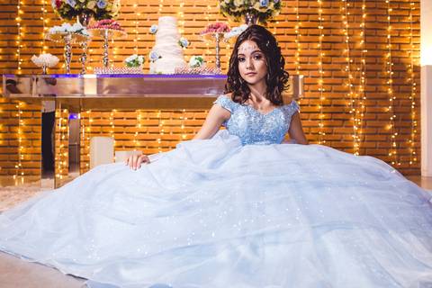 Completar 15 anos, chegar ao limiar da juventude, transformar-se em adolescente, deixar para trás a infância ainda tão próxima e preparar-se para novas responsabilidades, novas descobertas, novas emoções.'