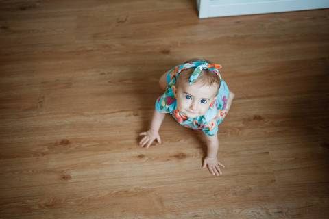 Bebê engatinhando no chão do quarto, olhando para o alto na direção da câmera; Joao-Francisco-Fotografia; Familia; Niteroi; Rio de Janeiro; Acompanhamento; life-style;'