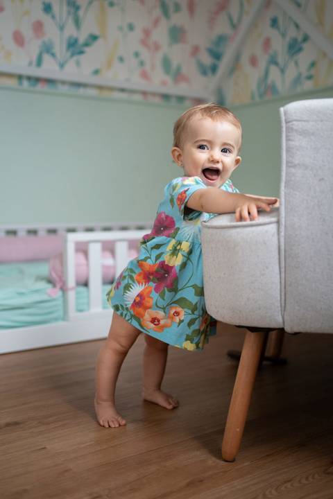 Bebê em pé apoiada na poltrona sorrindo para a câmera; Joao-Francisco-Fotografia; Familia; Niteroi; Rio de Janeiro; Acompanhamento; life-style;'