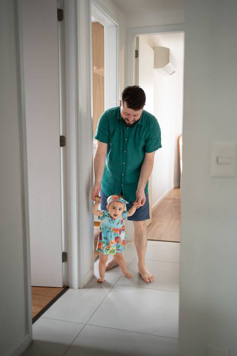 Bebê andando no corredor da casa com a ajuda do pai; Joao-Francisco-Fotografia; Familia; Niteroi; Rio de Janeiro; Acompanhamento; life-style;'