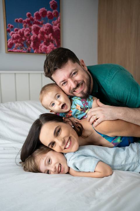 Retrato de família; montinho; bebê de 9 meses menina; criança menino; família olhando para a foto e sorrindo; Joao-Francisco-Fotografia; Familia; Niteroi; Rio de Janeiro; Acompanhamento; life-style;'