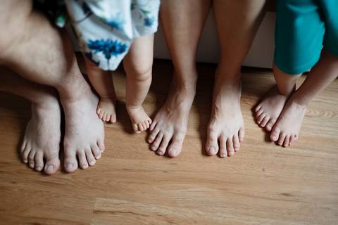 Fotos de cima para baixo dos pés descalços de dois adultos, uma criança e um bebê; pés no chão; detalhe dos pés e pernas da família; Joao-Francisco-Fotografia; Familia; Niteroi; Rio de Janeiro; Acompanhamento; life-style;'