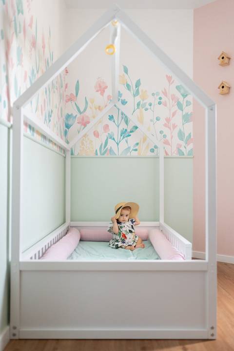 Bebê menina sentada na cama com um chapéu na cabeça olhando para a câmera; Joao-Francisco-Fotografia; Familia; Niteroi; Rio de Janeiro; Acompanhamento; life-style;'