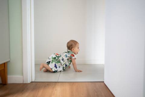 Bebê engatinhando pelo corredor da cada; Joao-Francisco-Fotografia; Familia; Niteroi; Rio de Janeiro; Acompanhamento; life-style;'