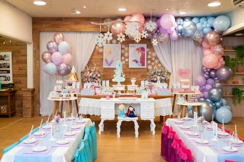 Detalhes da decoração da festa infantil de aniversário de 4 anos com o tema Frozen; princesa Elsa; princesa Anna; balões; mesa bolo;'