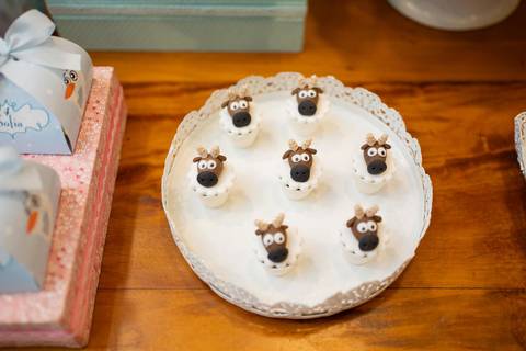 Detalhes da decoração da festa infantil de aniversário de 4 anos com o tema Frozen; princesa Elsa; princesa Anna; dear; docinhos em formato de rena'