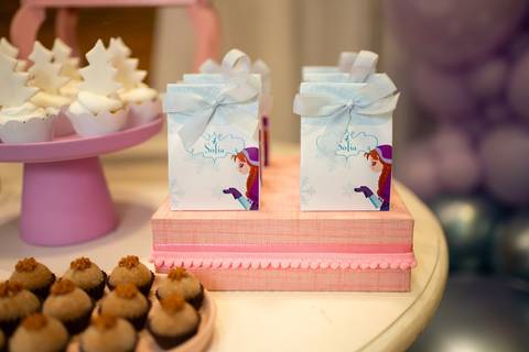 Detalhes da decoração da festa infantil de aniversário de 4 anos com o tema Frozen; princesa Elsa; princesa Anna; caixinhas personalizadas'