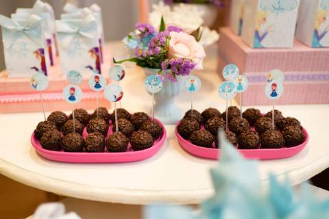 Detalhes da decoração da festa infantil de aniversário de 4 anos com o tema Frozen; princesa Elsa; princesa Anna; brigadeiro docinho'
