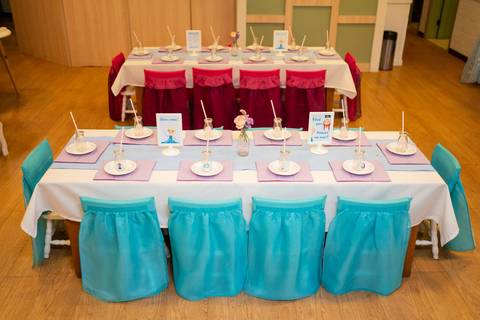 Detalhes da decoração da festa infantil de aniversário de 4 anos com o tema Frozen; princesa Elsa; princesa Anna; mesa lanchinho'