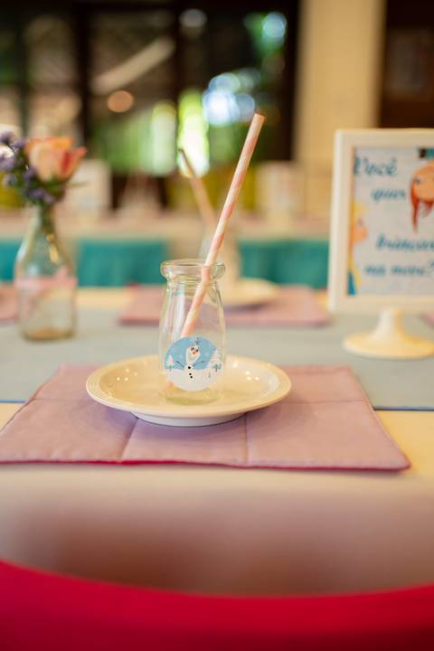 Detalhes da decoração da festa infantil de aniversário de 4 anos com o tema Frozen; princesa Elsa; princesa Anna; copo canudinho personagem olaf'