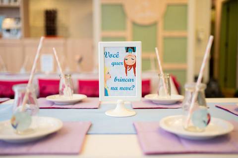 Detalhes da decoração da festa infantil de aniversário de 4 anos com o tema Frozen; princesa Elsa; princesa Anna; plaquinha escrito 