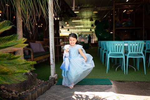 Festa infantil de aniversário de menina de 4 anos com o tema Frozen; princesa Elsa; princesa Anna; vestido azul; menina correndo com boneca na mão; quintal de contos; niteroi; Rio de Janeiro; fotografo de familia'