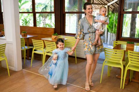 Festa infantil de aniversário de menina de 4 anos com o tema Frozen; princesa Elsa; princesa Anna; vestido azul; mãe e filhos chegando na festa; entrando no salão; quintal de contos; niteroi; Rio de Janeiro; fotografo de familia'
