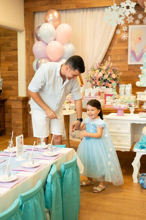 Festa infantil de aniversário de menina de 4 anos com o tema Frozen; princesa Elsa; princesa Anna; vestido azul; pai e filha sorrindo; quintal de contos; niteroi; Rio de Janeiro; fotografo de familia'
