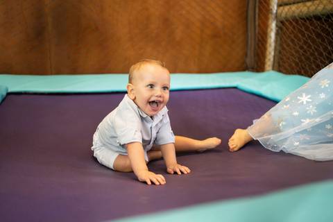Festa infantil de aniversário de menina de 4 anos com o tema Frozen; princesa Elsa; princesa Anna; vestido azul; família; quintal de contos; niteroi; Rio de Janeiro; fotografo de familia'