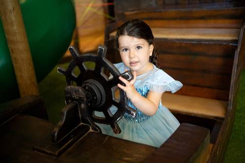 Festa infantil de aniversário de menina de 4 anos com o tema Frozen; princesa Elsa; princesa Anna; vestido azul; quintal de contos; niteroi; Rio de Janeiro; fotografo de familia'