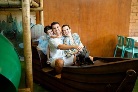 Festa infantil de aniversário de menina de 4 anos com o tema Frozen; princesa Elsa; princesa Anna; vestido azul; quintal de contos; niteroi; Rio de Janeiro; fotografo de familia'