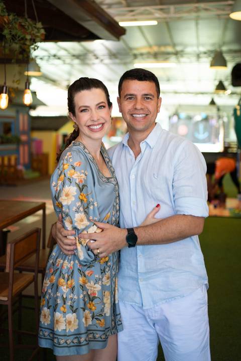 Festa infantil de aniversário de menina de 4 anos com o tema Frozen; princesa Elsa; princesa Anna; vestido azul; casa de festa quintal de contos; niteroi; Rio de Janeiro; fotografo de familia'