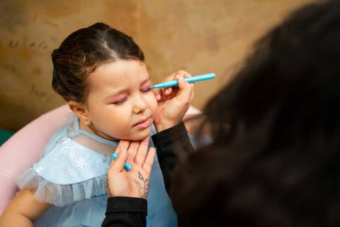 Festa infantil de aniversário de menina de 4 anos com o tema Frozen; princesa Elsa; princesa Anna; vestido azul; casa de festa quintal de contos; niteroi; Rio de Janeiro; fotografo de familia'