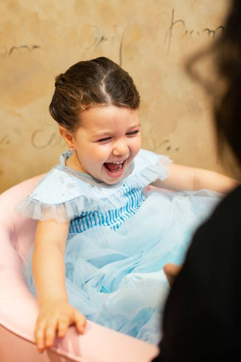 Festa infantil de aniversário de menina de 4 anos com o tema Frozen; princesa Elsa; princesa Anna; vestido azul; casa de festa quintal de contos; niteroi; Rio de Janeiro; fotografo de familia'