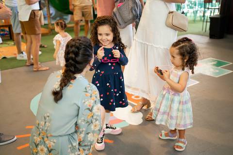 Festa infantil de aniversário de menina de 4 anos com o tema Frozen; princesa Elsa; princesa Anna; vestido azul; casa de festa quintal de contos; niteroi; Rio de Janeiro; fotografo de familia'