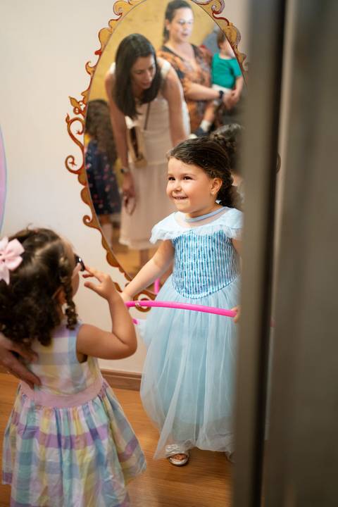 Festa infantil de aniversário de menina de 4 anos com o tema Frozen; princesa Elsa; princesa Anna; vestido azul; casa de festa quintal de contos; niteroi; Rio de Janeiro; fotografo de familia'