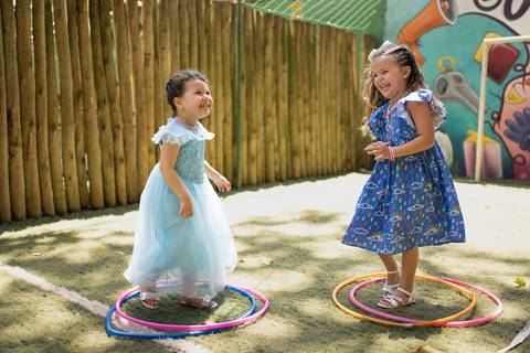 Festa infantil de aniversário de menina de 4 anos com o tema Frozen; princesa Elsa; princesa Anna; vestido azul; casa de festa quintal de contos; niteroi; Rio de Janeiro; fotografo de familia'