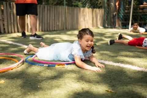 Festa infantil de aniversário de menina de 4 anos com o tema Frozen; princesa Elsa; princesa Anna; vestido azul; casa de festa quintal de contos; niteroi; Rio de Janeiro; fotografo de familia'