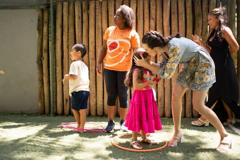 Festa infantil de aniversário de menina de 4 anos com o tema Frozen; princesa Elsa; princesa Anna; vestido azul; casa de festa quintal de contos; niteroi; Rio de Janeiro; fotografo de familia'