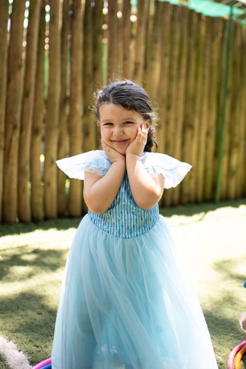 Festa infantil de aniversário de menina de 4 anos com o tema Frozen; princesa Elsa; princesa Anna; vestido azul; casa de festa quintal de contos; niteroi; Rio de Janeiro; fotografo de familia'
