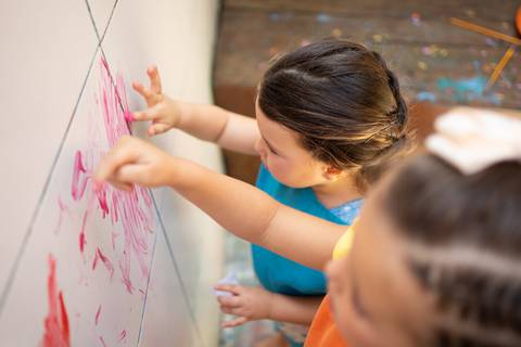 Festa infantil de aniversário de menina de 4 anos com o tema Frozen; princesa Elsa; princesa Anna; vestido azul; casa de festa quintal de contos; niteroi; Rio de Janeiro; fotografo de familia'