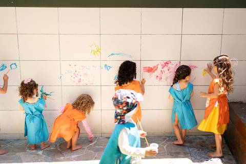 Festa infantil de aniversário de menina de 4 anos com o tema Frozen; princesa Elsa; princesa Anna; vestido azul; casa de festa quintal de contos; niteroi; Rio de Janeiro; fotografo de familia'