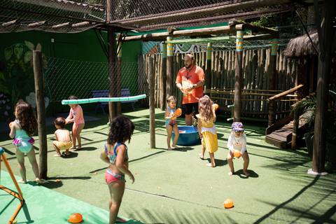 Festa infantil de aniversário de menina de 4 anos com o tema Frozen; princesa Elsa; princesa Anna; vestido azul; casa de festa quintal de contos; niteroi; Rio de Janeiro; fotografo de familia'