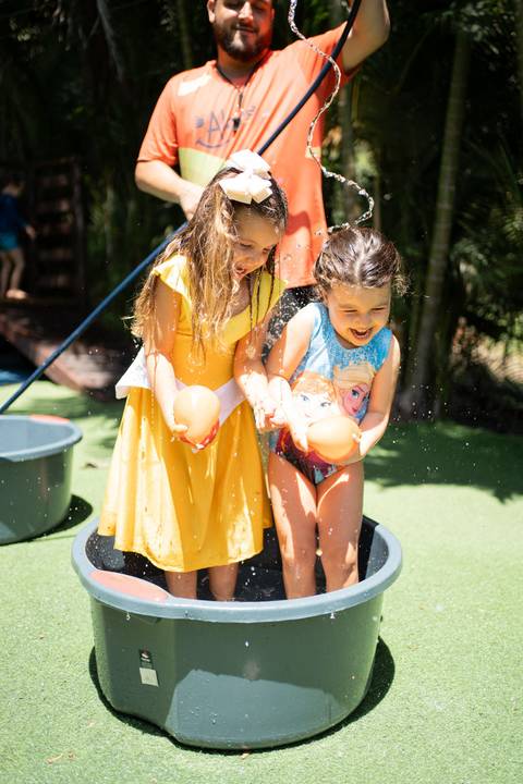Festa infantil de aniversário de menina de 4 anos com o tema Frozen; princesa Elsa; princesa Anna; vestido azul; casa de festa quintal de contos; niteroi; Rio de Janeiro; fotografo de familia'