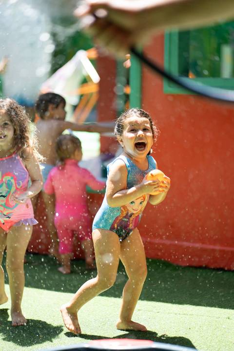 Festa infantil de aniversário de menina de 4 anos com o tema Frozen; princesa Elsa; princesa Anna; vestido azul; casa de festa quintal de contos; niteroi; Rio de Janeiro; fotografo de familia'