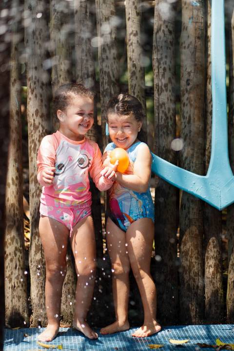 Festa infantil de aniversário de menina de 4 anos com o tema Frozen; princesa Elsa; princesa Anna; vestido azul; casa de festa quintal de contos; niteroi; Rio de Janeiro; fotografo de familia'