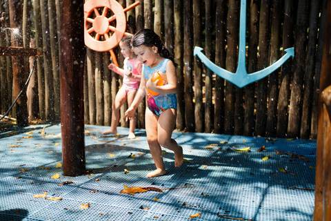 Festa infantil de aniversário de menina de 4 anos com o tema Frozen; princesa Elsa; princesa Anna; vestido azul; casa de festa quintal de contos; niteroi; Rio de Janeiro; fotografo de familia'