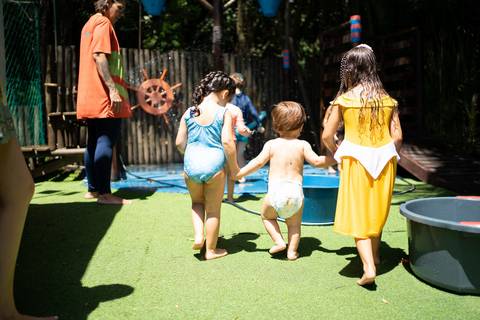 Festa infantil de aniversário de menina de 4 anos com o tema Frozen; princesa Elsa; princesa Anna; vestido azul; casa de festa quintal de contos; niteroi; Rio de Janeiro; fotografo de familia'