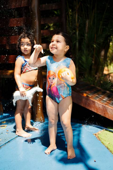 Festa infantil de aniversário de menina de 4 anos com o tema Frozen; princesa Elsa; princesa Anna; vestido azul; casa de festa quintal de contos; niteroi; Rio de Janeiro; fotografo de familia'