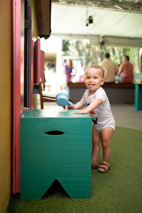 Festa infantil de aniversário de menina de 4 anos com o tema Frozen; princesa Elsa; princesa Anna; vestido azul; casa de festa quintal de contos; niteroi; Rio de Janeiro; fotografo de familia'