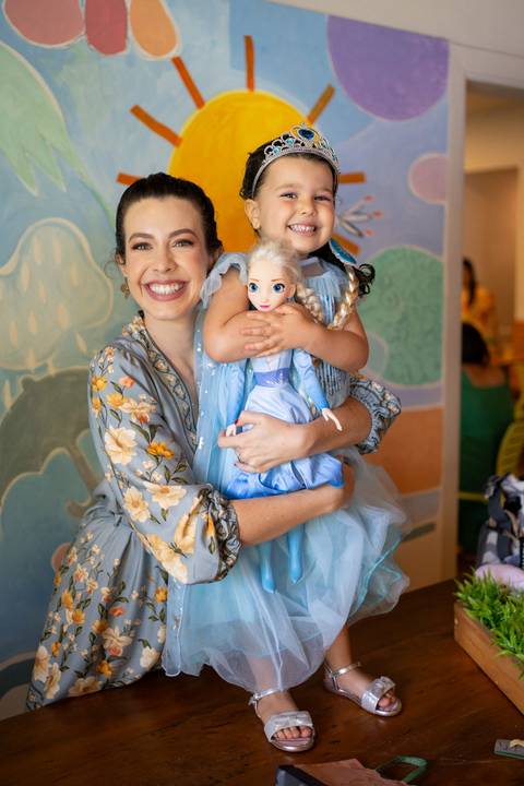 Festa infantil de aniversário de menina de 4 anos com o tema Frozen; princesa Elsa; princesa Anna; vestido azul; casa de festa quintal de contos; niteroi; Rio de Janeiro; fotografo de familia'