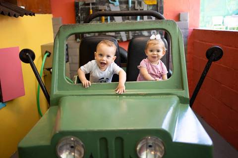 Festa infantil de aniversário de menina de 4 anos com o tema Frozen; princesa Elsa; princesa Anna; vestido azul; casa de festa quintal de contos; niteroi; Rio de Janeiro; fotografo de familia'