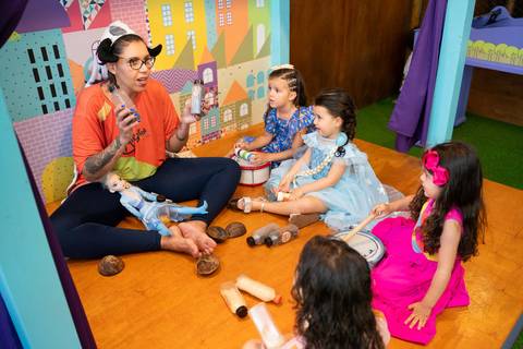 Festa infantil de aniversário de menina de 4 anos com o tema Frozen; princesa Elsa; princesa Anna; vestido azul; casa de festa quintal de contos; niteroi; Rio de Janeiro; fotografo de familia'