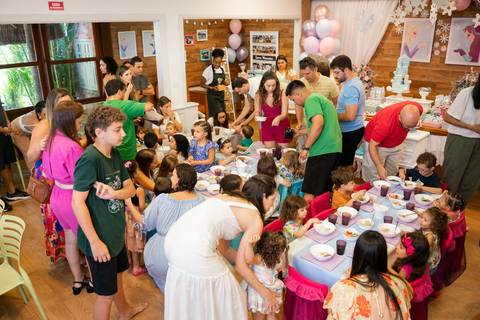 Festa infantil de aniversário de menina de 4 anos com o tema Frozen; princesa Elsa; princesa Anna; vestido azul; casa de festa quintal de contos; niteroi; Rio de Janeiro; fotografo de familia'