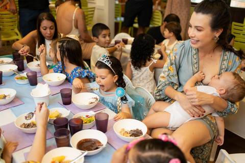 Festa infantil de aniversário de menina de 4 anos com o tema Frozen; princesa Elsa; princesa Anna; vestido azul; casa de festa quintal de contos; niteroi; Rio de Janeiro; fotografo de familia'