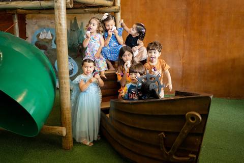 Festa infantil de aniversário de menina de 4 anos com o tema Frozen; princesa Elsa; princesa Anna; vestido azul; casa de festa quintal de contos; niteroi; Rio de Janeiro; fotografo de familia'