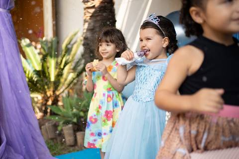 Festa infantil de aniversário de menina de 4 anos com o tema Frozen; princesa Elsa; princesa Anna; vestido azul; casa de festa quintal de contos; niteroi; Rio de Janeiro; fotografo de familia'