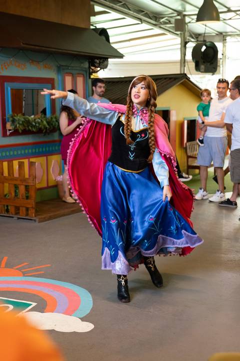 Festa infantil de aniversário de menina de 4 anos com o tema Frozen; princesa Elsa; princesa Anna; vestido azul; casa de festa quintal de contos; niteroi; Rio de Janeiro; fotografo de familia'